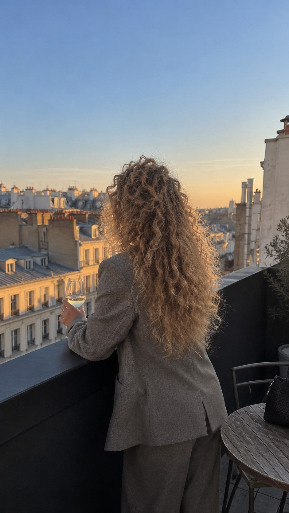 Longues boucles sur un toit de Paris
