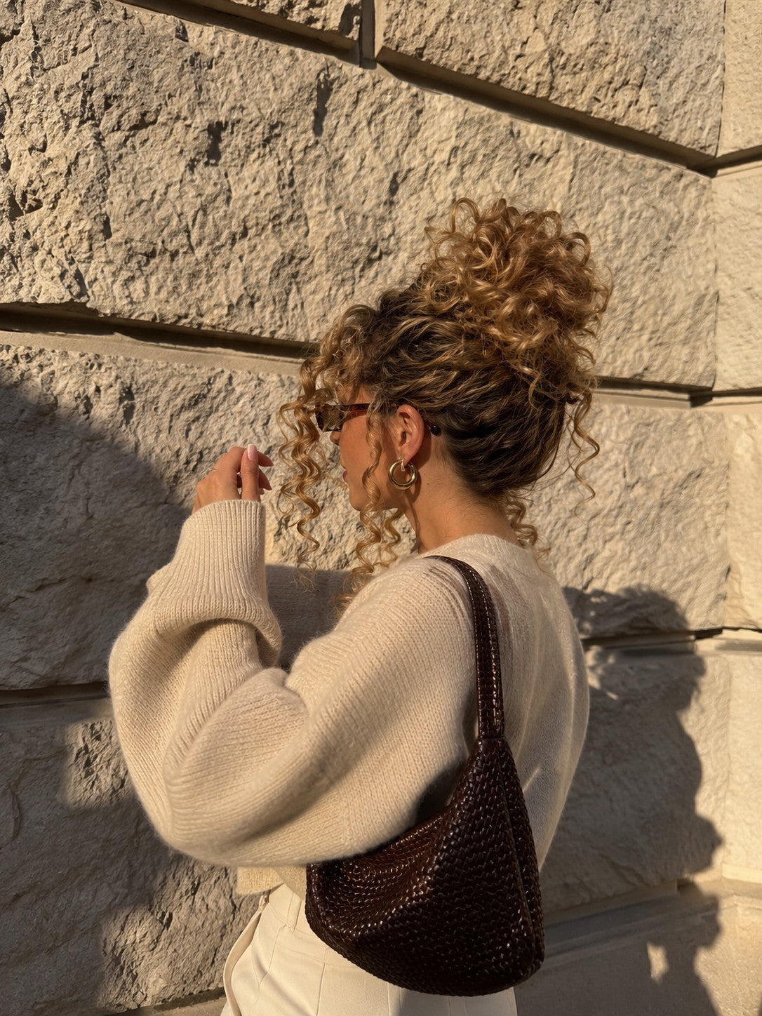 Chignon haut bouclé, lumière dorée